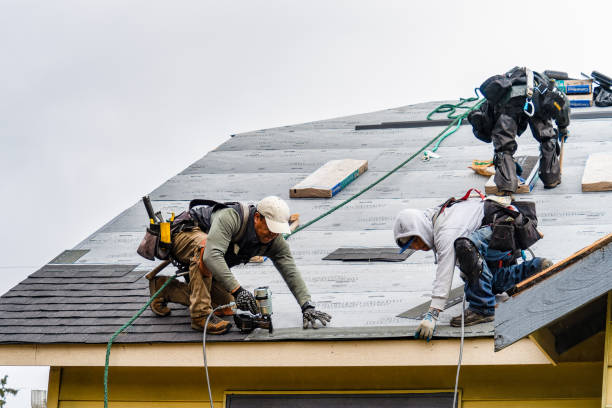 Professional Gutter Installation technician working in San Carlos, CA